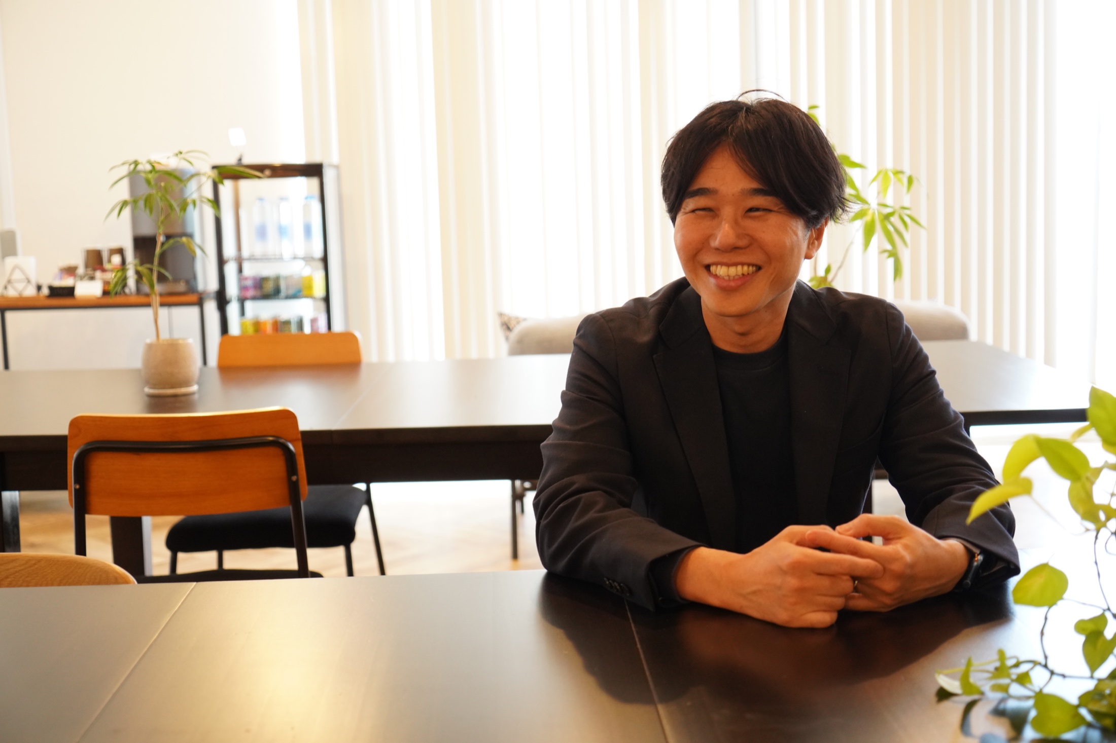 オフィスで笑顔を見せる宮地俊充
